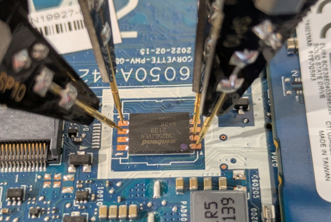 Sondes capturant le flux SPI sur la puce du BIOS